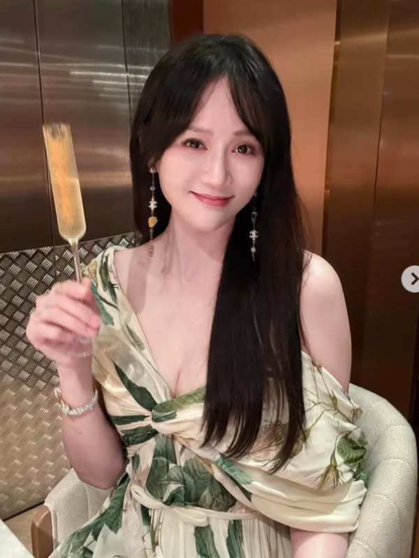 Tranh cãi chuyện nữ diễn viên nổi tiếng găm cả trăm cây kim lên mặt để 'trẻ mãi không già'- Ảnh 8.