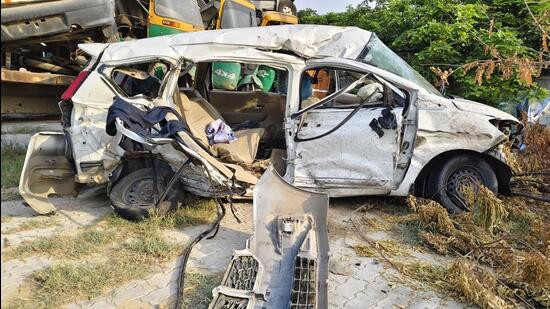 Vụ 2 ô tô tông nhau khiến 3 người tử vong, 5 người bị thương: Hiện trường thương tâm- Ảnh 1.