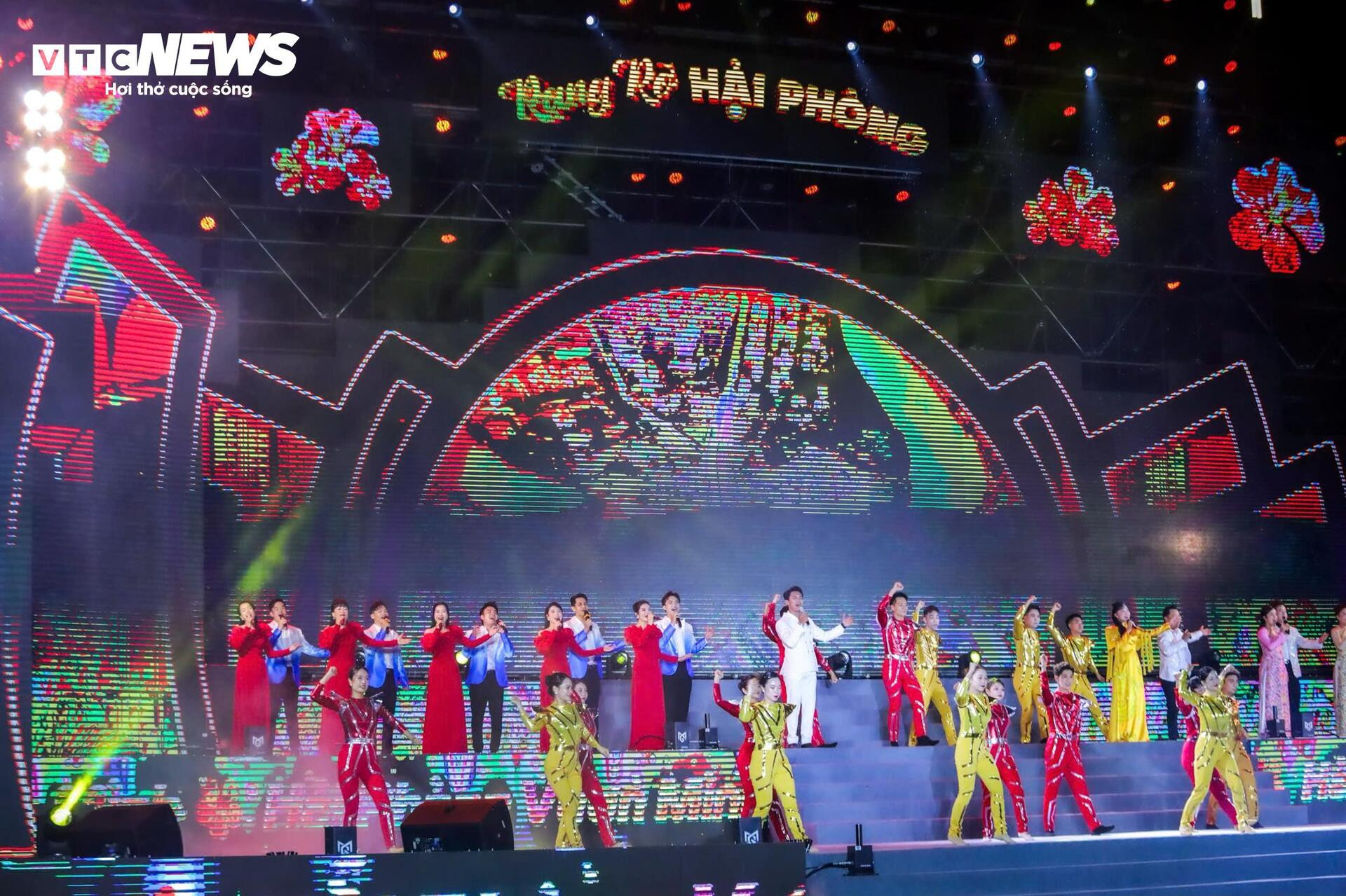 Biển người đội mưa xem màn bắn pháo hoa mừng ngày hợp nhất Hải Dương - Hải Phòng - 15