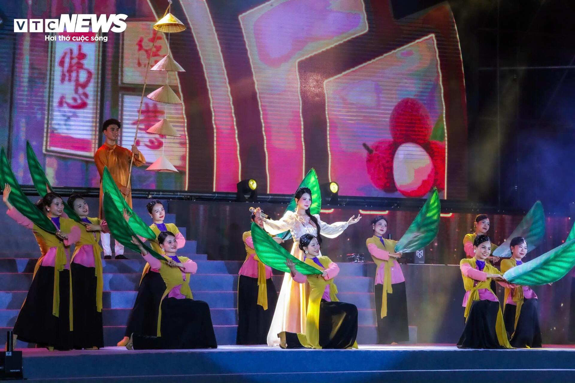 Biển người đội mưa xem màn bắn pháo hoa mừng ngày hợp nhất Hải Dương - Hải Phòng - 13