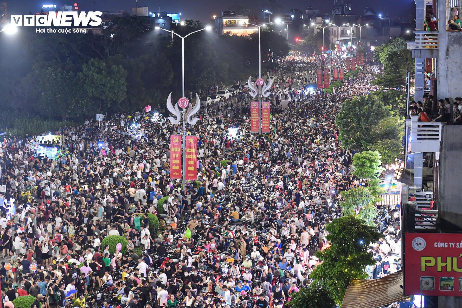 Biển người đội mưa xem màn bắn pháo hoa mừng ngày hợp nhất Hải Dương - Hải Phòng - 3