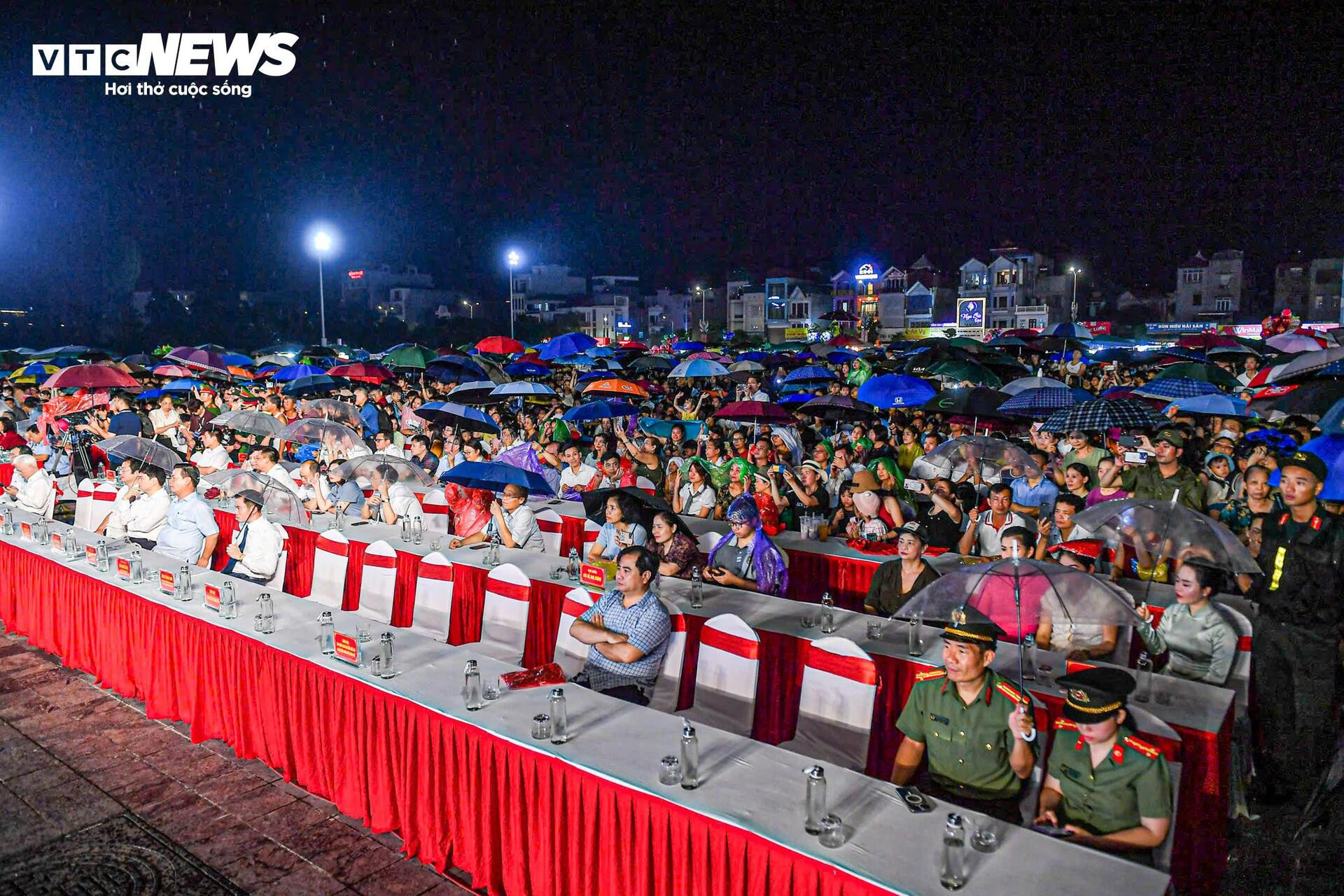 Biển người đội mưa xem màn bắn pháo hoa mừng ngày hợp nhất Hải Dương - Hải Phòng - 2