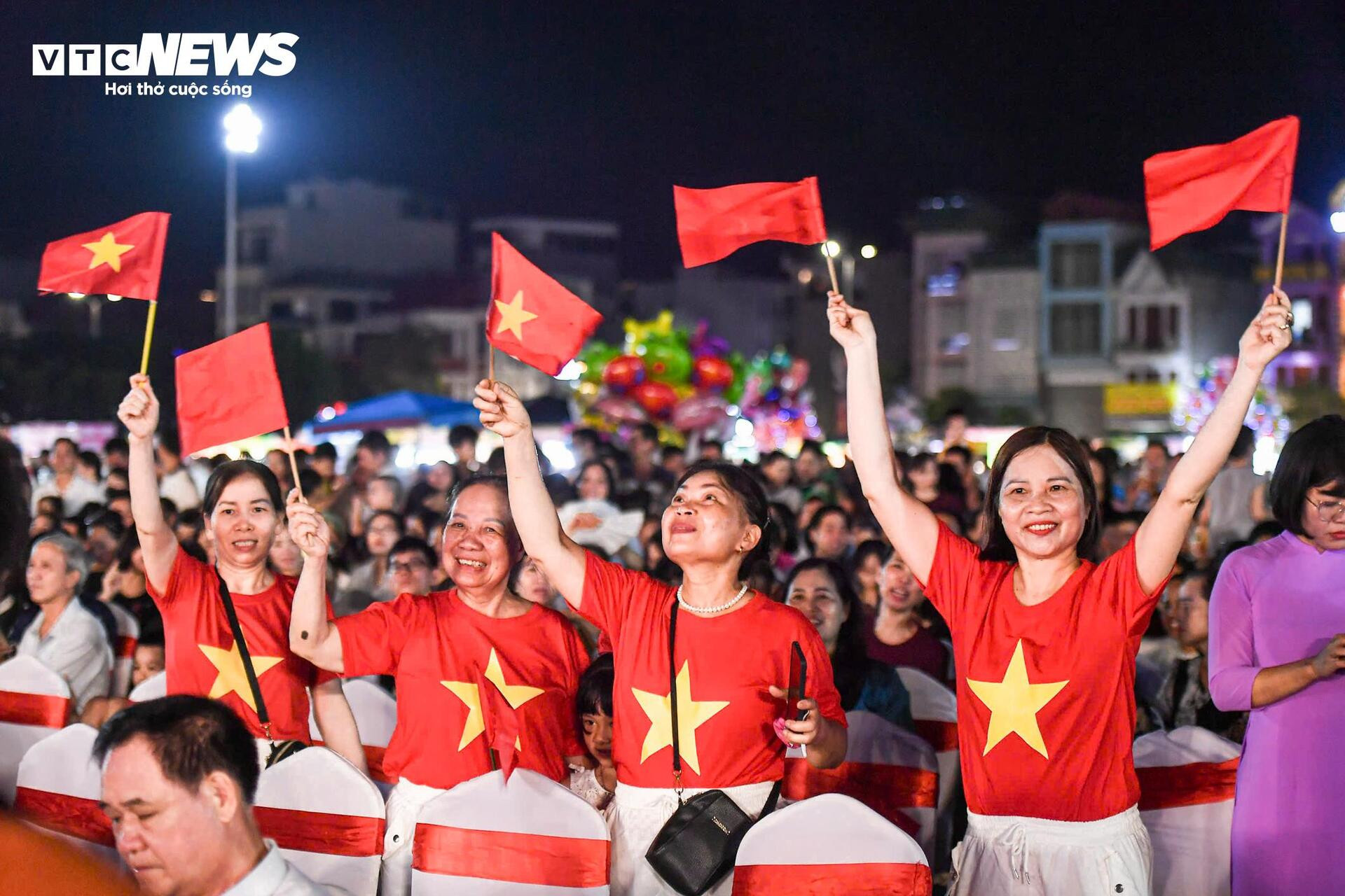 Biển người đội mưa xem màn bắn pháo hoa mừng ngày hợp nhất Hải Dương - Hải Phòng - 10