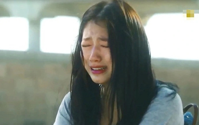 Dọn phòng cho mẹ kế vô tình thấy hộp giấy cũ trong tủ tôi mở ra xem thì bật khóc nức nở