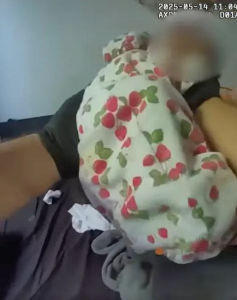 Đột nhập căn nhà đóng kín, sốc nặng khi phát hiện bé sơ sinh hấp hối bên người mẹ đã tử vong- Ảnh 1.