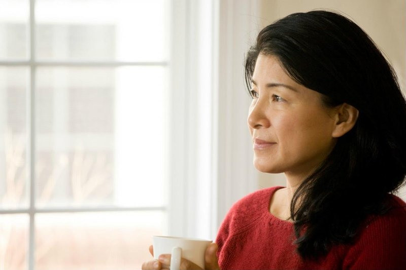 Mẹ ruột bệnh nặng, tôi bỏ về chăm sóc: Chồng đòi ly hôn, bố mẹ chồng dọa bệnh nhập viện - Ảnh 1.