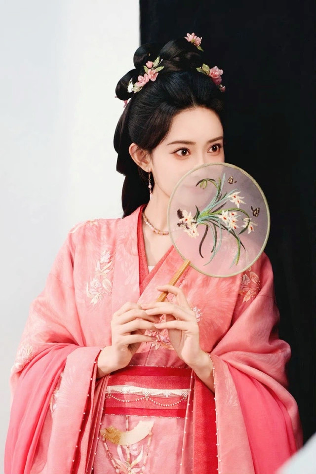 Mỹ nữ được đàn ông khao khát nhất 2025: Hứng