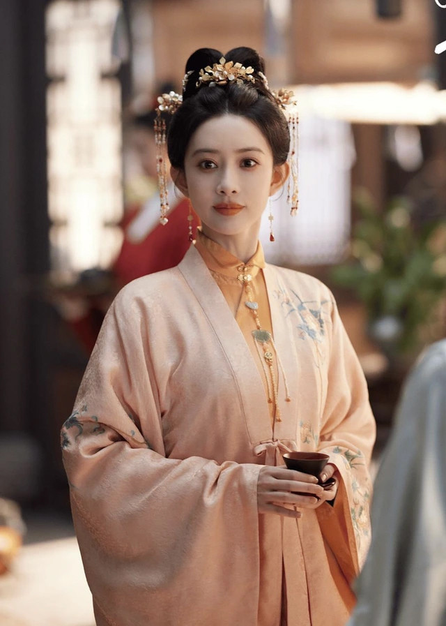 Mỹ nữ được đàn ông khao khát nhất 2025: Hứng