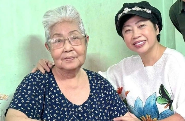 Nghệ sĩ Phi Phụng (áo trắng) tới thăm Uyên Trinh.