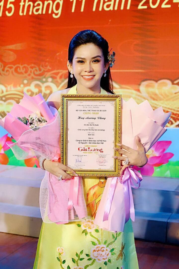 Bình Tinh đang là trưởng đoàn tuồng cổ Huỳnh Long.