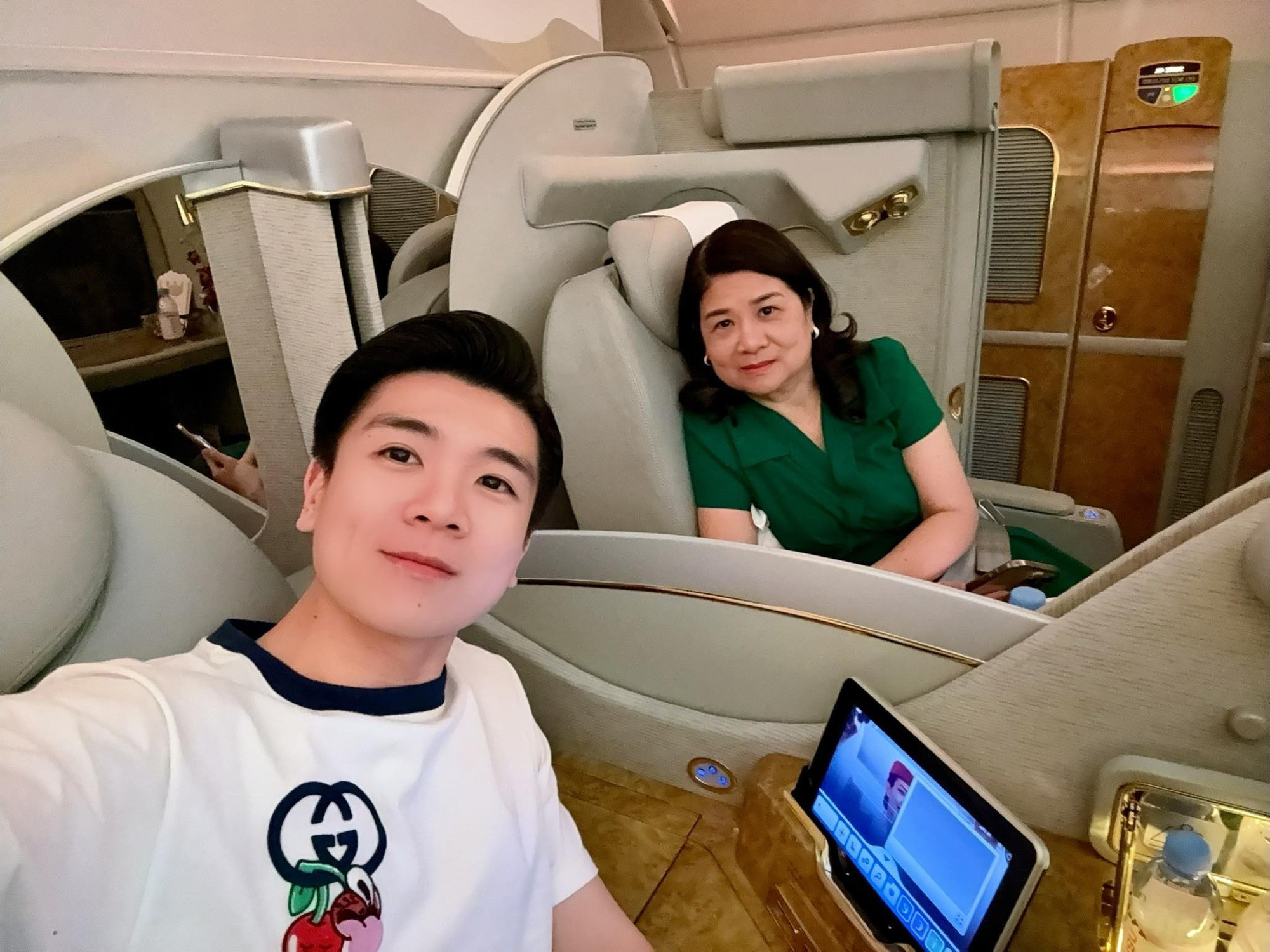 Thân thế người phụ nữ quyền lực giúp con trai cả nhà bầu Hiển chăm 3 con