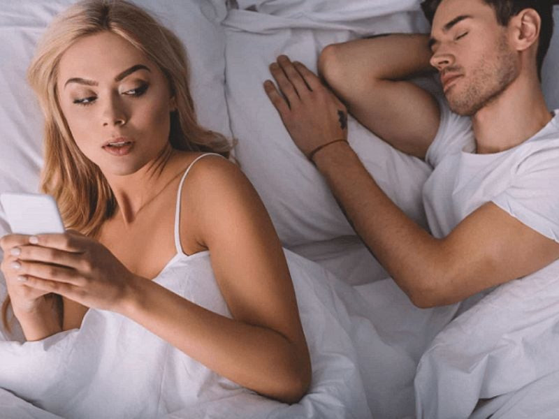 Tin nhắn 'lạ' lúc nửa đêm và bí mật của vợ khiến tôi điên - Ảnh 2.