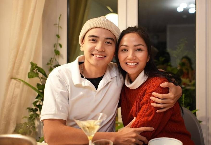 Chồng HHen Niê đu trend Hồng Tỷ nhan sắc giả gái khiến ai cũng choáng