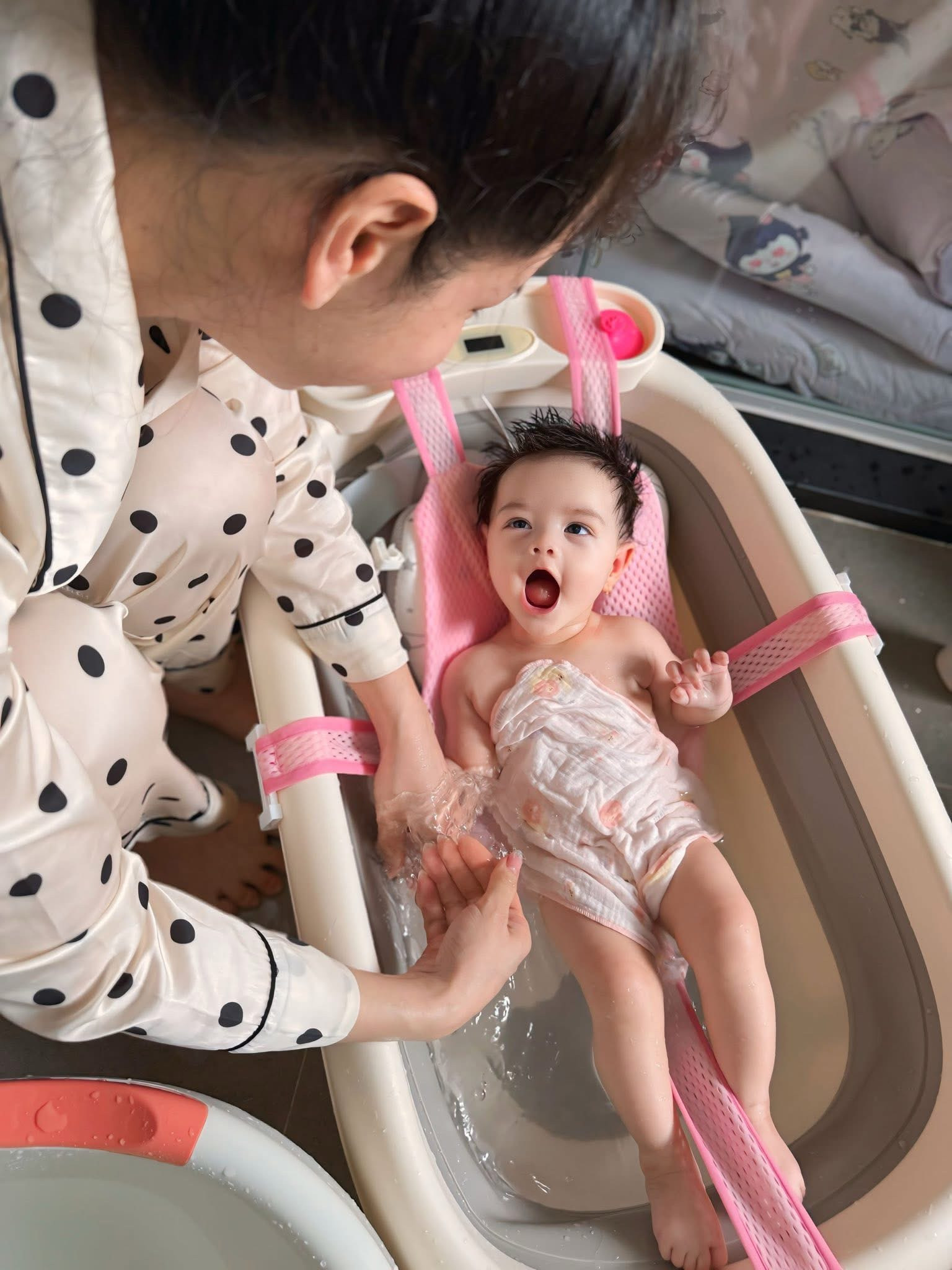 Cuộc sống bình yên, viên mãn của ca sĩ Nhật Kim Anh từ khi có con gái đáng yêu, xinh xắn  - Ảnh 1.