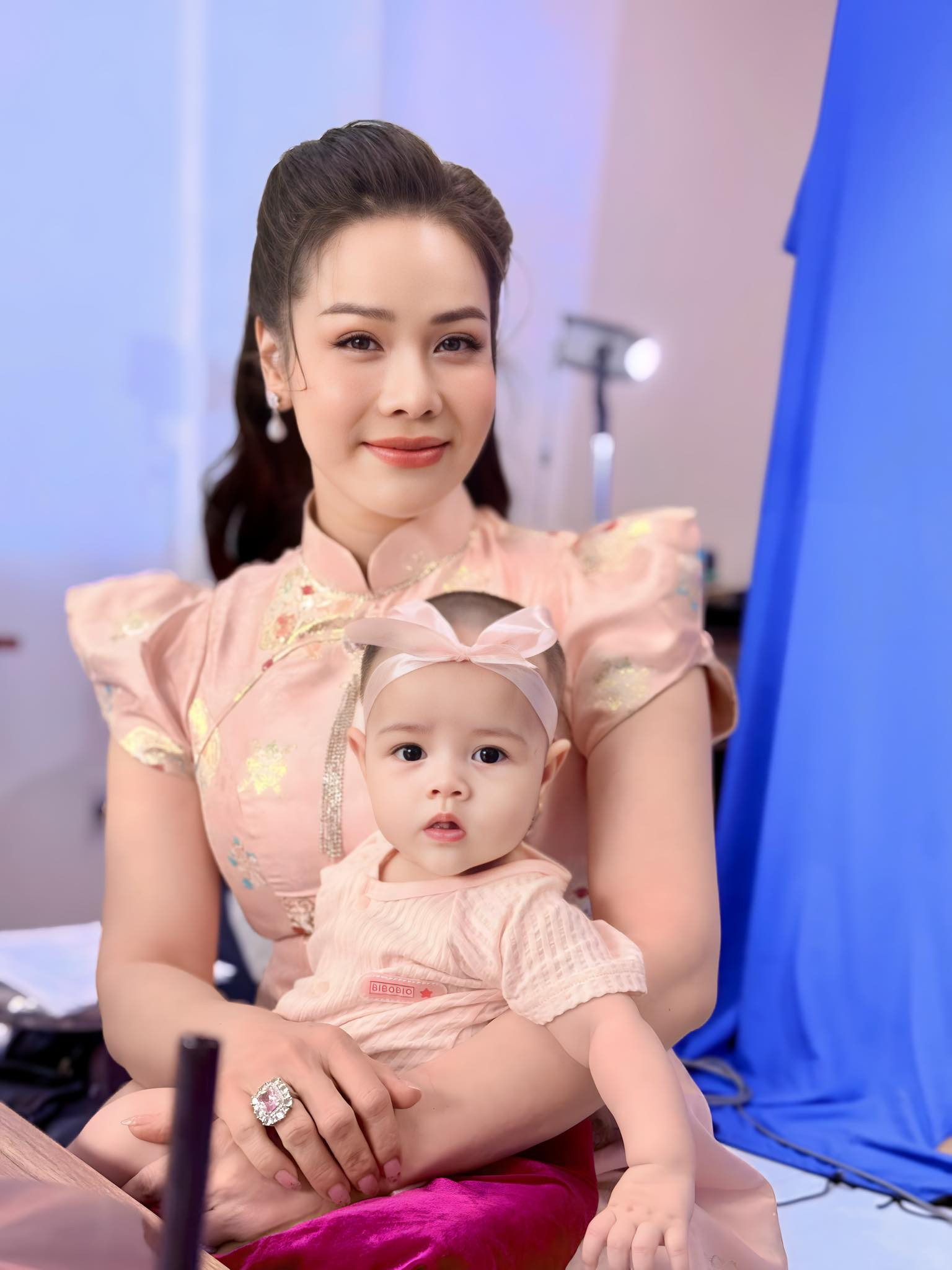 Cuộc sống bình yên, viên mãn của ca sĩ Nhật Kim Anh từ khi có con gái đáng yêu, xinh xắn  - Ảnh 3.