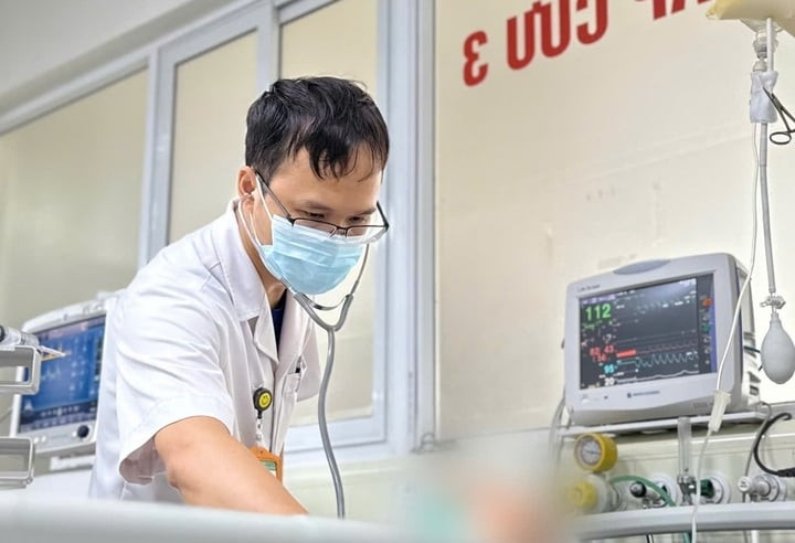 Bác sĩ kiểm tra sức khoẻ cho người bệnh. (Ảnh: BVCC)