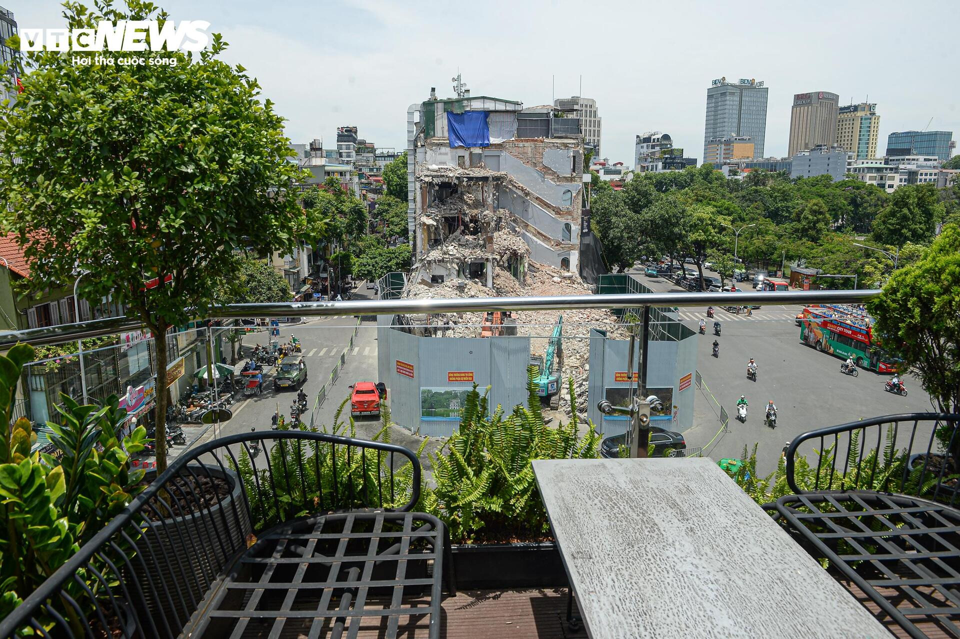 Sau 1 tháng bị tháo dỡ, tòa nhà 'Hàm cá mập' giữa Thủ đô giờ ra sao? - 3