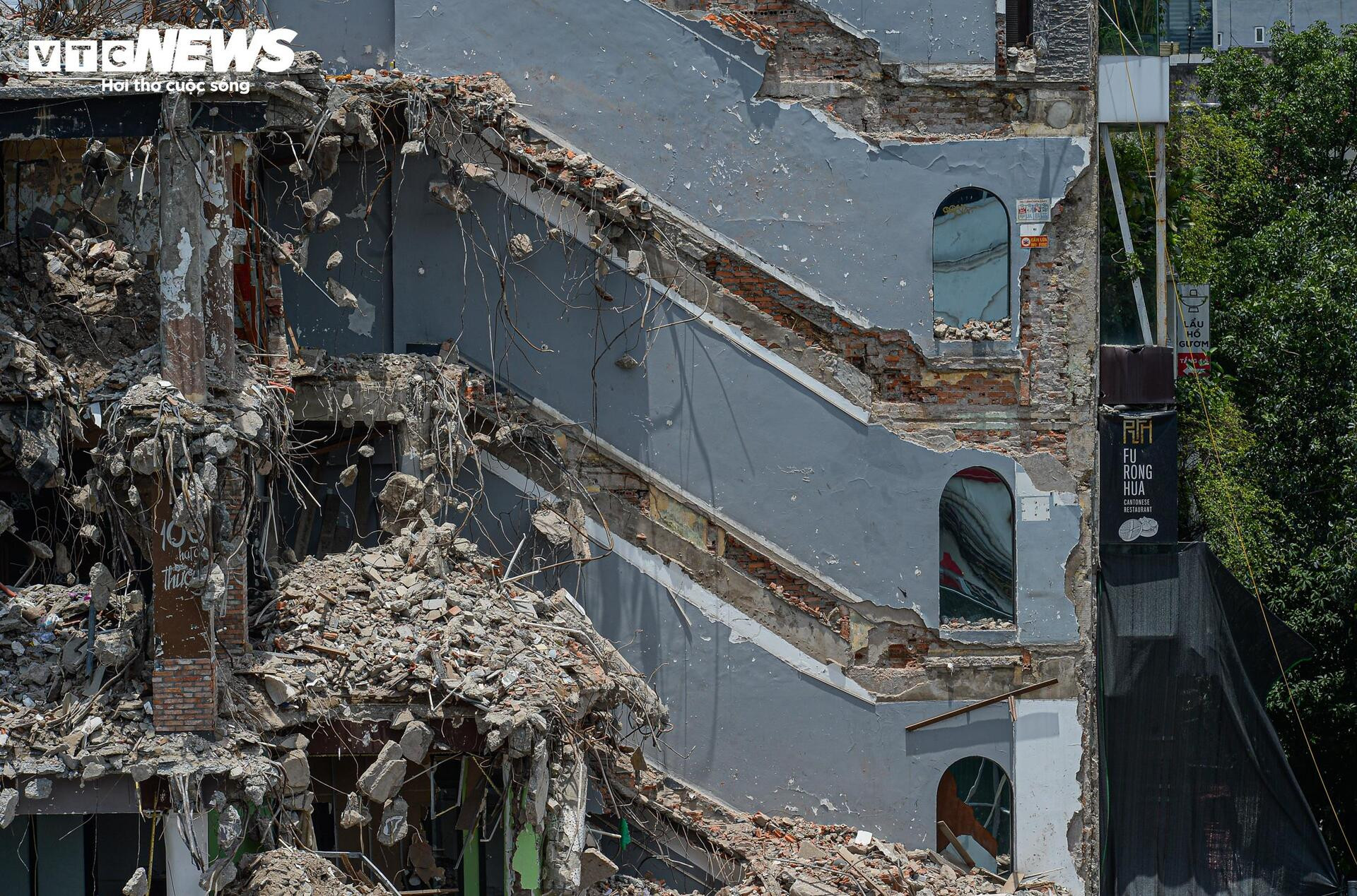 Sau 1 tháng bị tháo dỡ, tòa nhà 'Hàm cá mập' giữa Thủ đô giờ ra sao? - 6