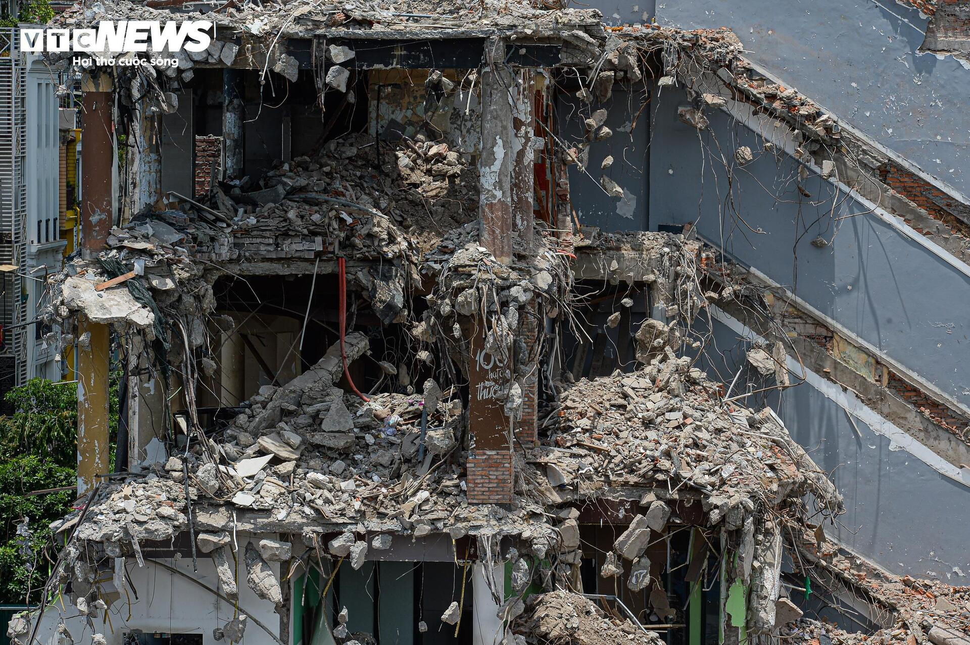 Sau 1 tháng bị tháo dỡ, tòa nhà 'Hàm cá mập' giữa Thủ đô giờ ra sao? - 5