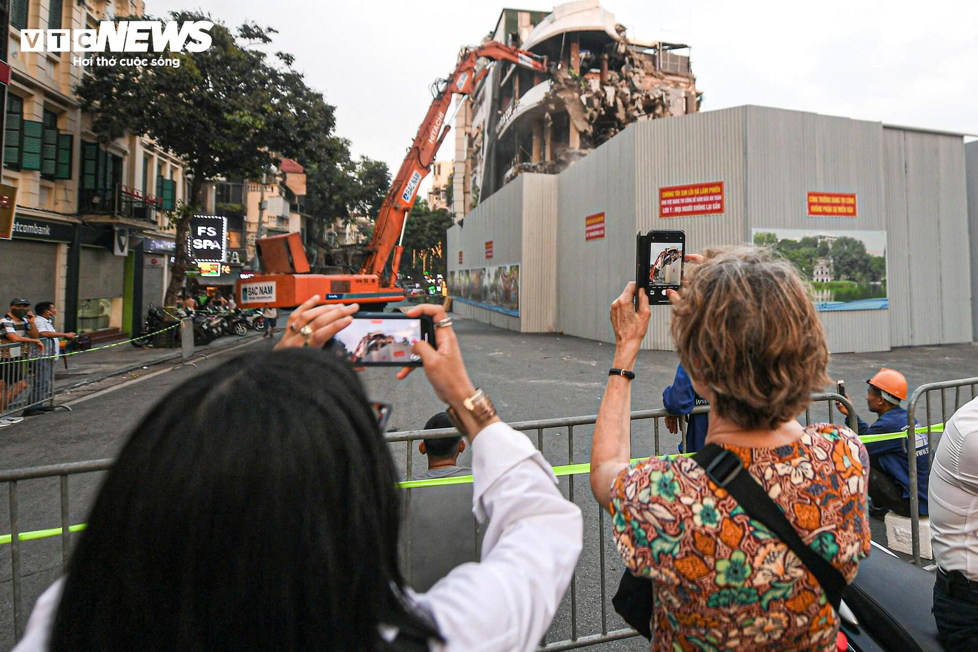 Sau 1 tháng bị tháo dỡ, tòa nhà 'Hàm cá mập' giữa Thủ đô giờ ra sao? - 9