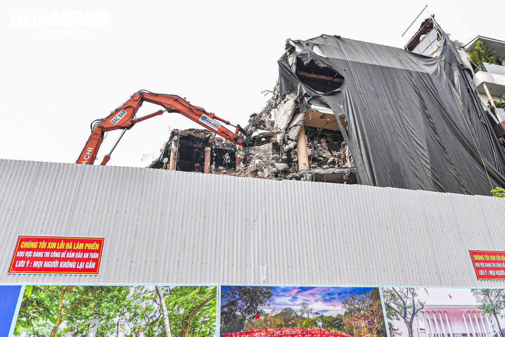 Sau 1 tháng bị tháo dỡ, tòa nhà 'Hàm cá mập' giữa Thủ đô giờ ra sao? - 11