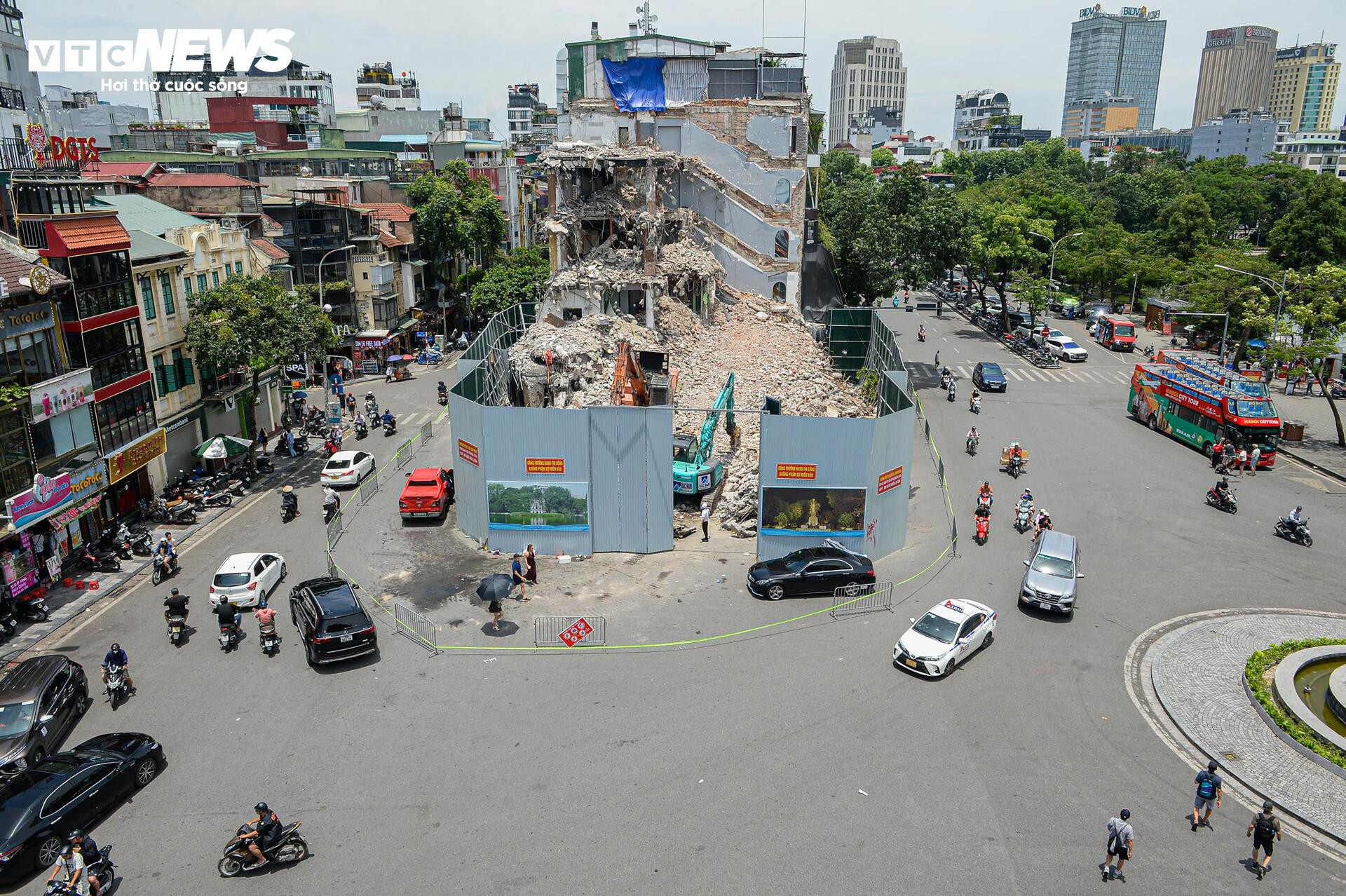 Sau 1 tháng bị tháo dỡ, tòa nhà 'Hàm cá mập' giữa Thủ đô giờ ra sao? - 1