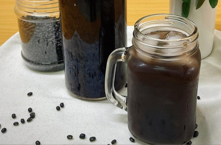 Nước đậu đen rang gừng giúp giảm cân, thanh lọc cơ thể, hỗ trợ xương khớp, tốt cho người tiểu đường nếu sử dụng đúng cách và liều lượng hợp lý. (Ảnh minh hoạ)