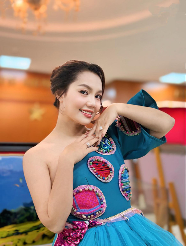 Vẻ đẹp đằm thắm của nữ ca sĩ sao mai điểm quê Quảng Ninh cùng thế hệ với Tùng Dương, Khánh Linh  - Ảnh 10.