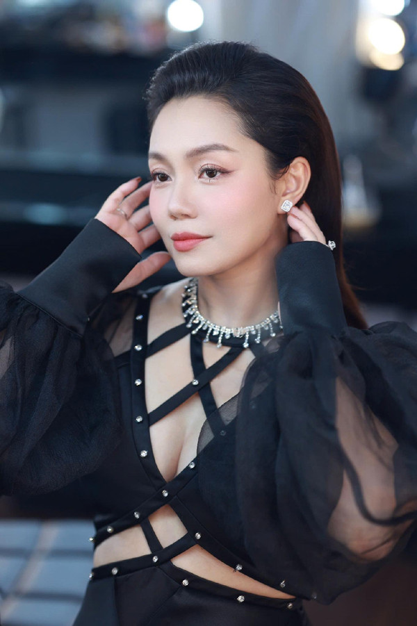 Vẻ đẹp đằm thắm của nữ ca sĩ sao mai điểm quê Quảng Ninh cùng thế hệ với Tùng Dương, Khánh Linh  - Ảnh 9.