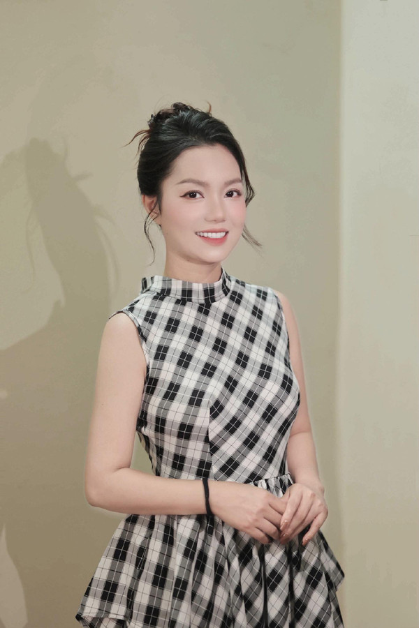 Vẻ đẹp đằm thắm của nữ ca sĩ sao mai điểm quê Quảng Ninh cùng thế hệ với Tùng Dương, Khánh Linh  - Ảnh 4.