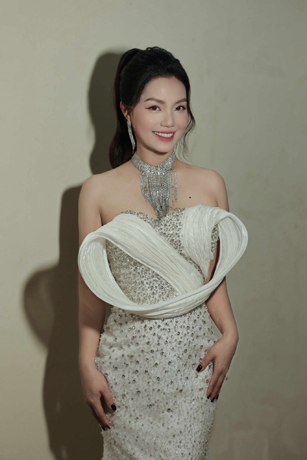 Vẻ đẹp đằm thắm của nữ ca sĩ sao mai điểm quê Quảng Ninh cùng thế hệ với Tùng Dương, Khánh Linh  - Ảnh 6.