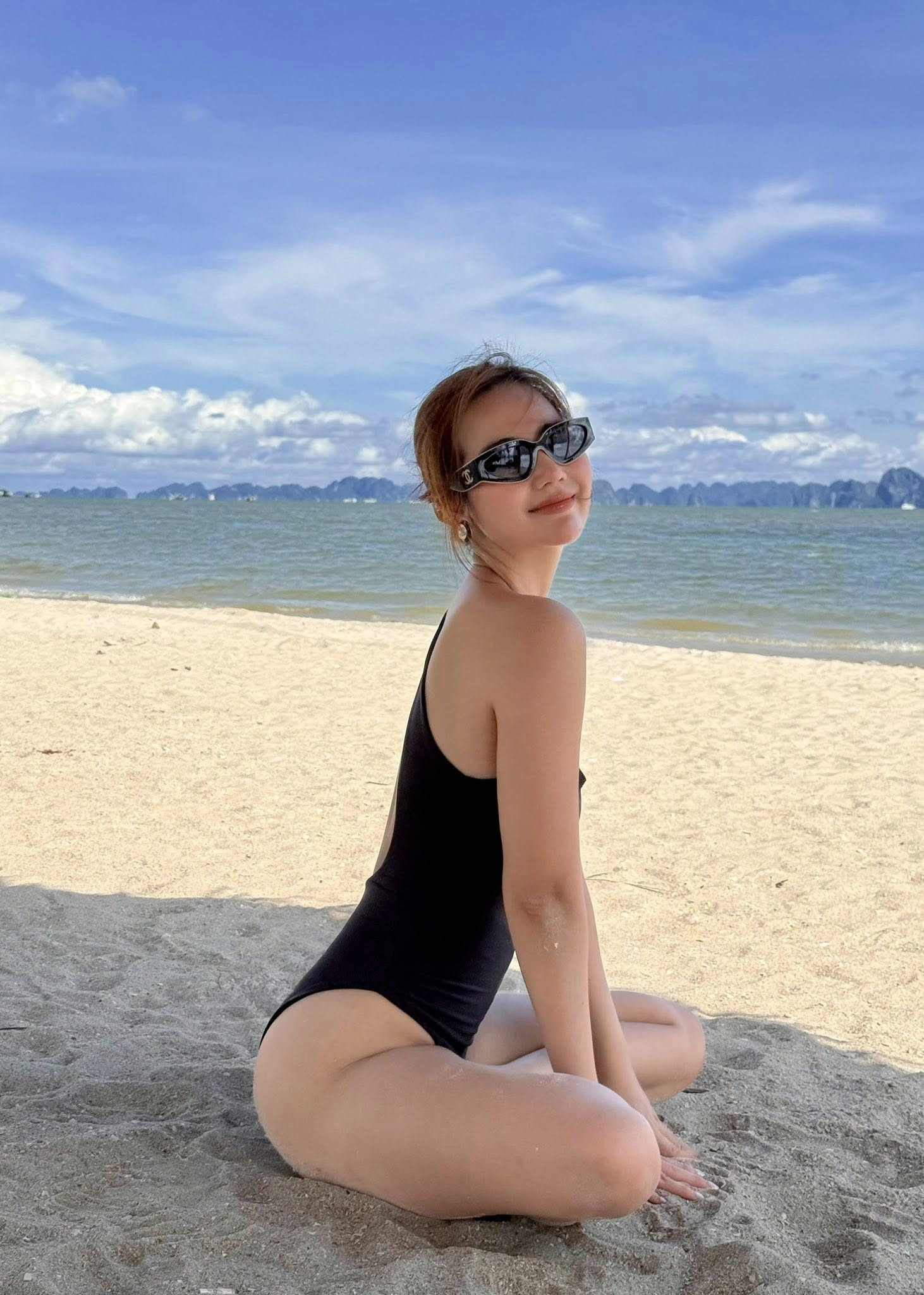 Huyền Lizzie chuộng bikini cắt khoét táo bạo, phô trương đường cong - Ảnh 4.