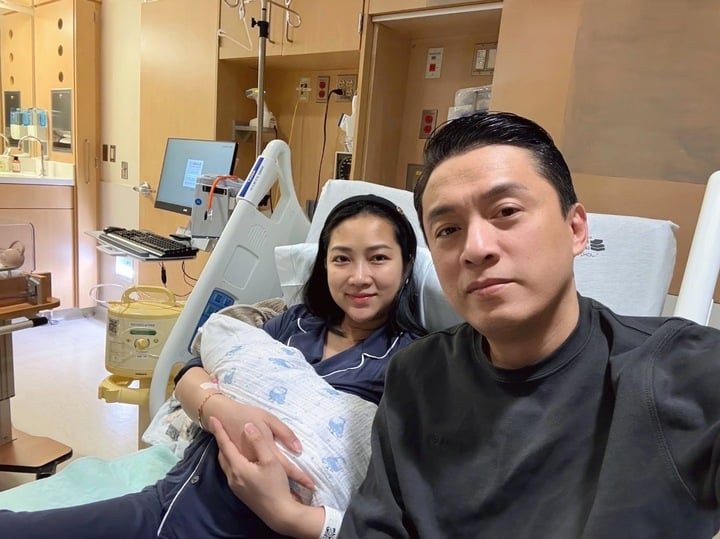 Nam ca sĩ nổi tiếng cưới fan kém 17 tuổi, hạnh phúc làm bố lần 3 ở tuổi 51 - 4