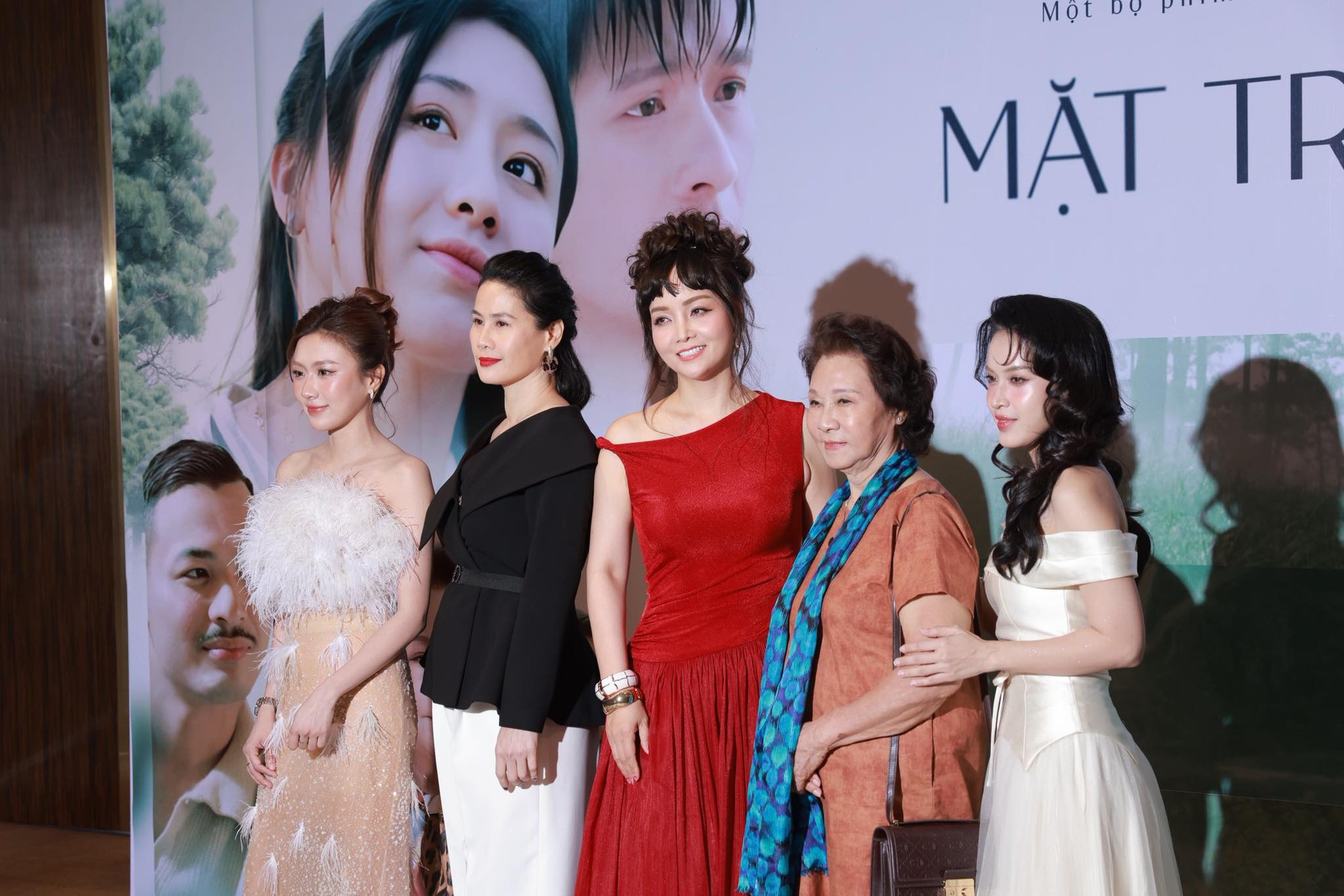 Người đàn bà quyền lực nhất trong 'Mặt trời lạnh', tuổi U90 tích cực đóng phim, từng là 'Hoa khôi màn ảnh' thập niên 1980- Ảnh 6.