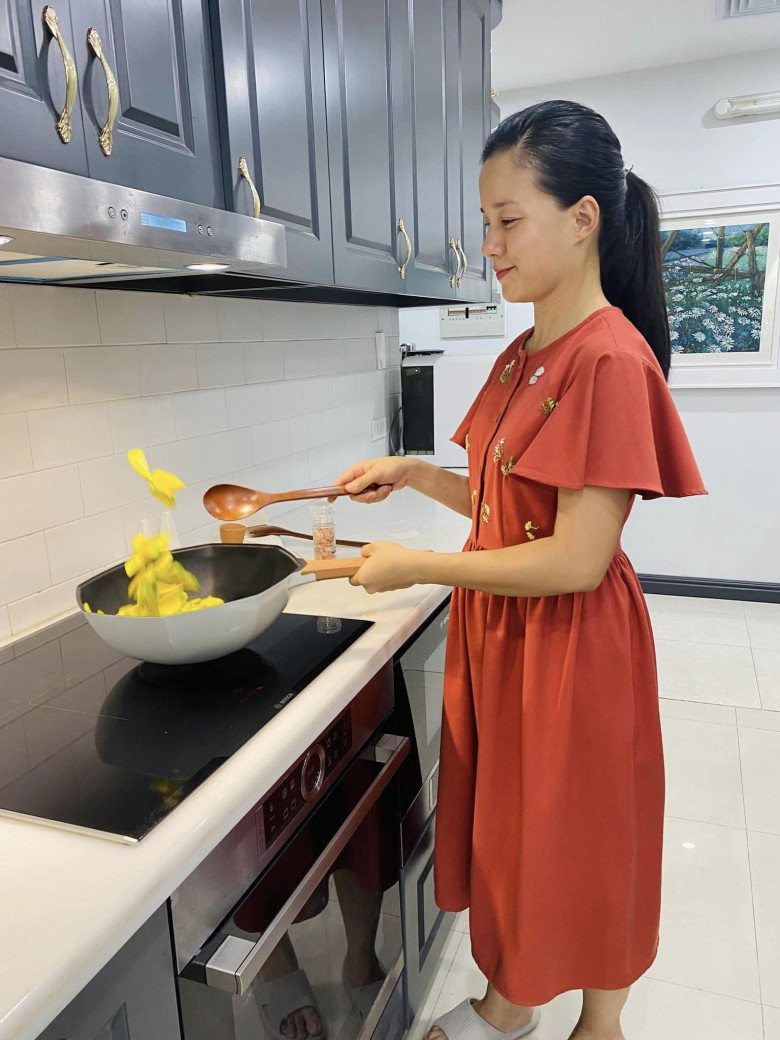 Hé lộ cơ ngơi sang xịn của Minh Trang  MC đang gây tranh cãi trong drama Làng Háo Hức