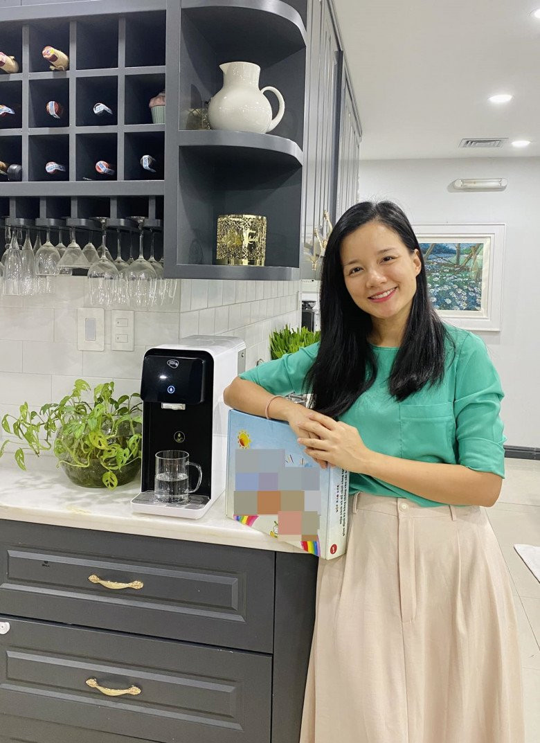 Hé lộ cơ ngơi sang xịn của Minh Trang  MC đang gây tranh cãi trong drama Làng Háo Hức