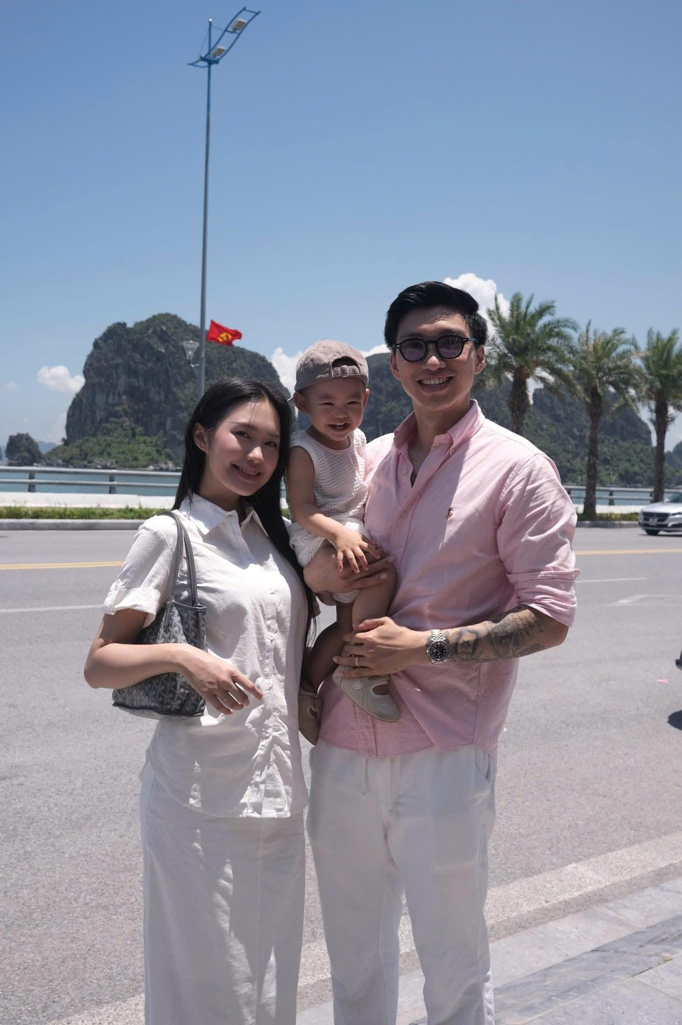 Đoàn Văn Hậu khoe loạt ảnh bên vợ con khi đi nghỉ dưỡng, cộng đồng mạng 'lụi tim' với vẻ đáng yêu của quý tử đầu lòng - Ảnh 1.