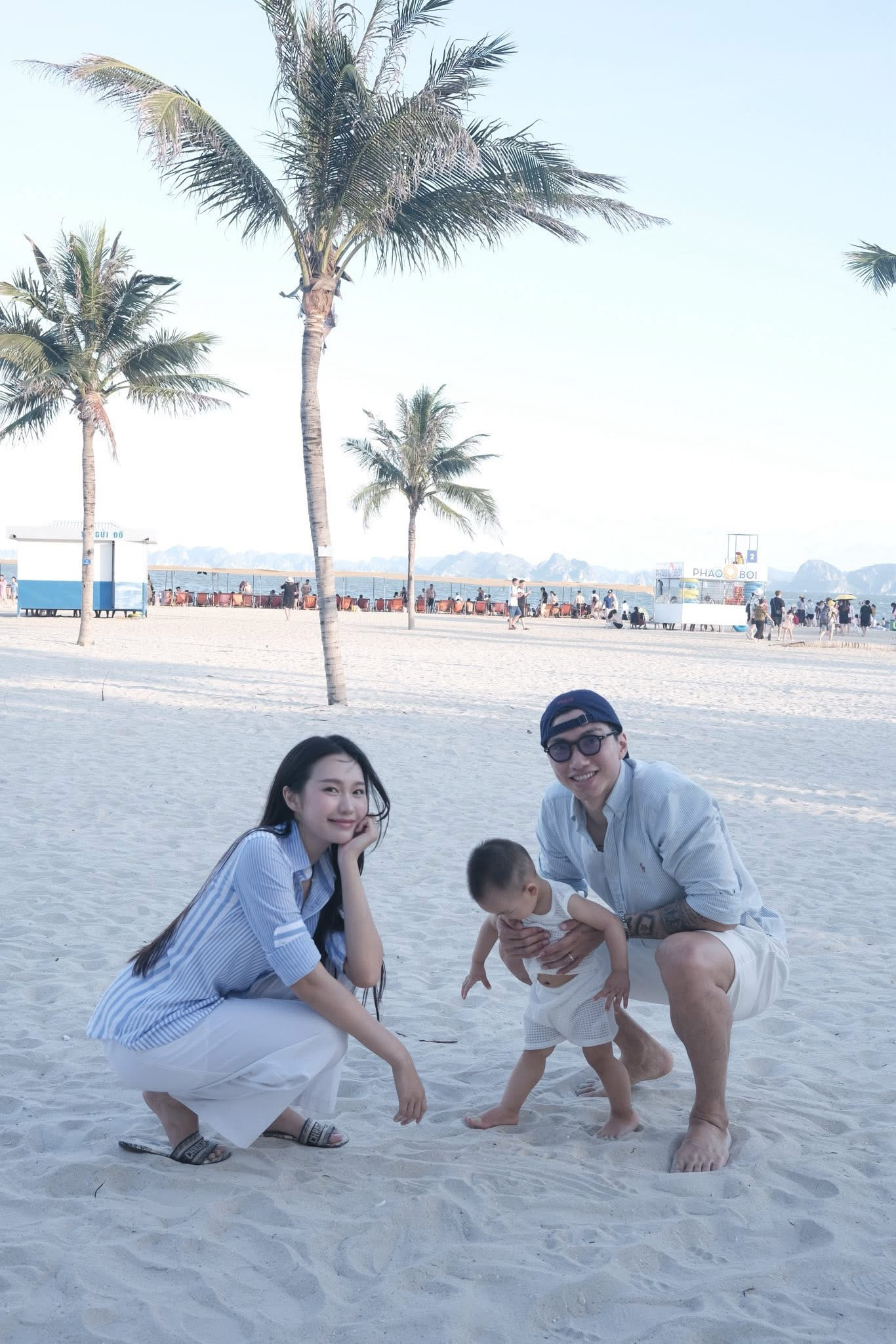 Đoàn Văn Hậu khoe loạt ảnh bên vợ con khi đi nghỉ dưỡng, cộng đồng mạng 'lụi tim' với vẻ đáng yêu của quý tử đầu lòng - Ảnh 2.