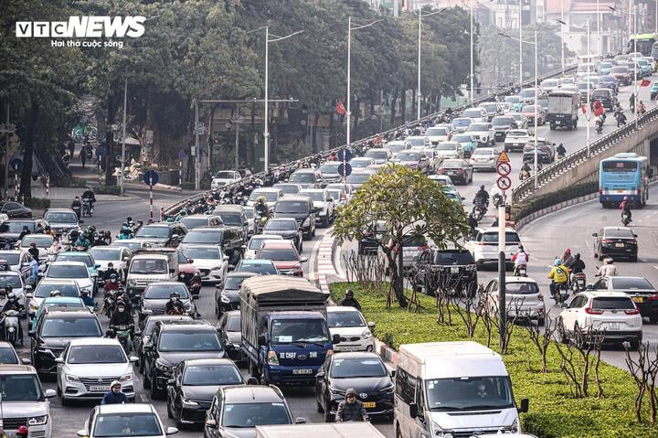 Cảnh tắc đường tại cầu vượt Nguyễn Chí Thanh. (Ảnh: Viên Minh)