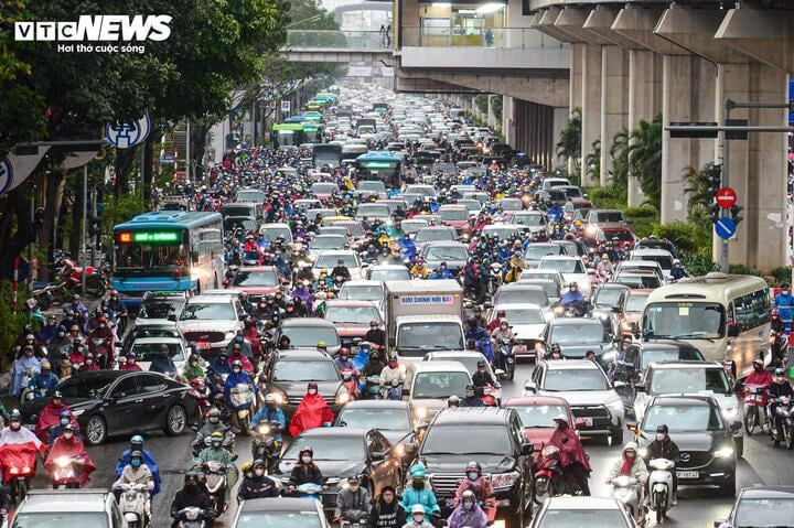 Hình ảnh ô tô, xe máy ken đặc trên tuyến đường Nguyễn Trãi tháng 2/2024. (Ảnh: Viên Minh)