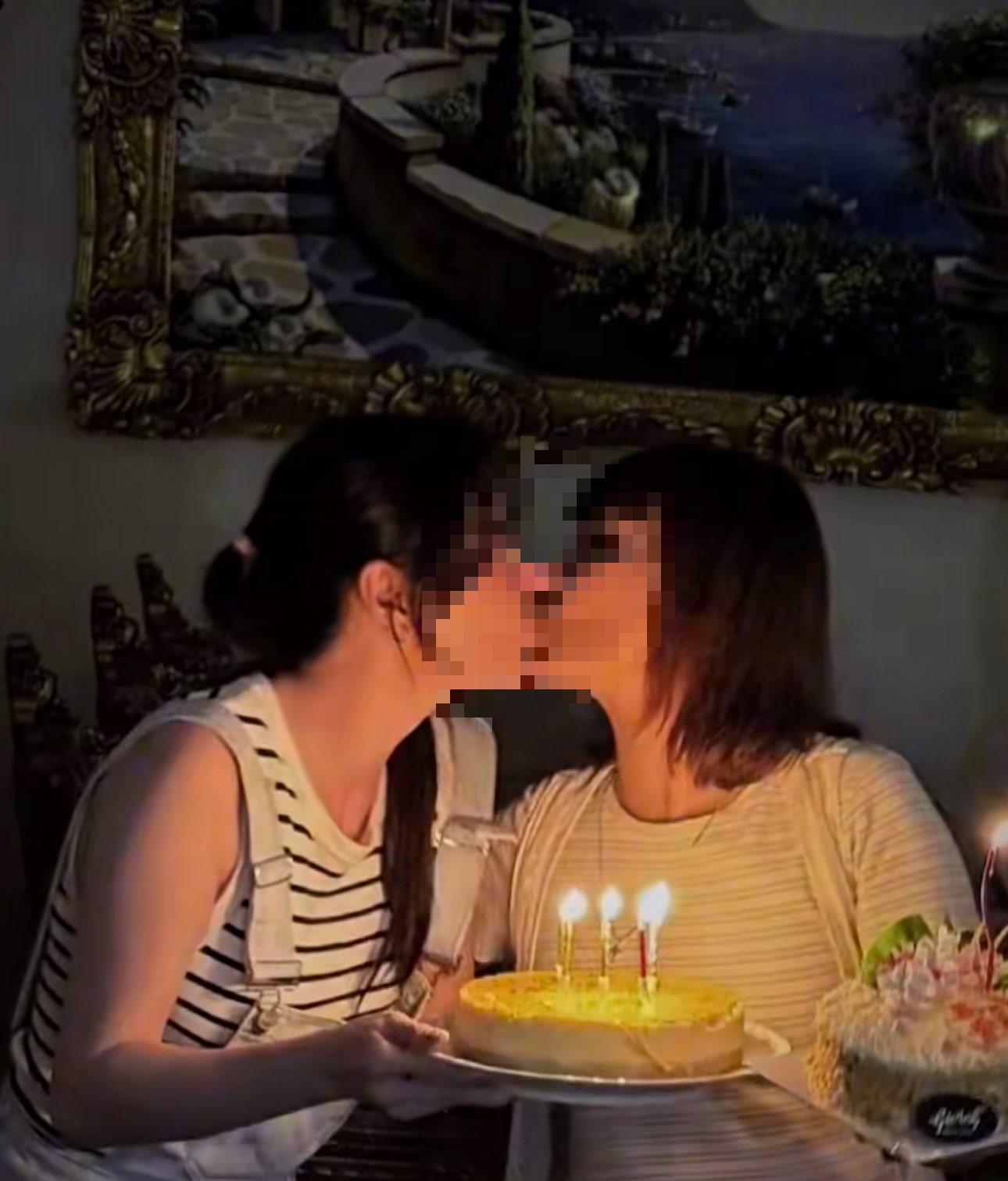 Nữ NSND vừa lộ ảnh 'khóa môi' với bạn gái, đời thực nhan sắc 'hack tuổi' ra sao? - Ảnh 2.