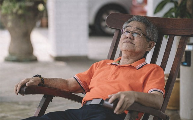 Cụ ông nghỉ hưu nói lý do không tái hôn sau 2 lần hẹn hò thất bại: 'Thuê bảo mẫu còn an tâm hơn lấy vợ mới' - Ảnh 2.