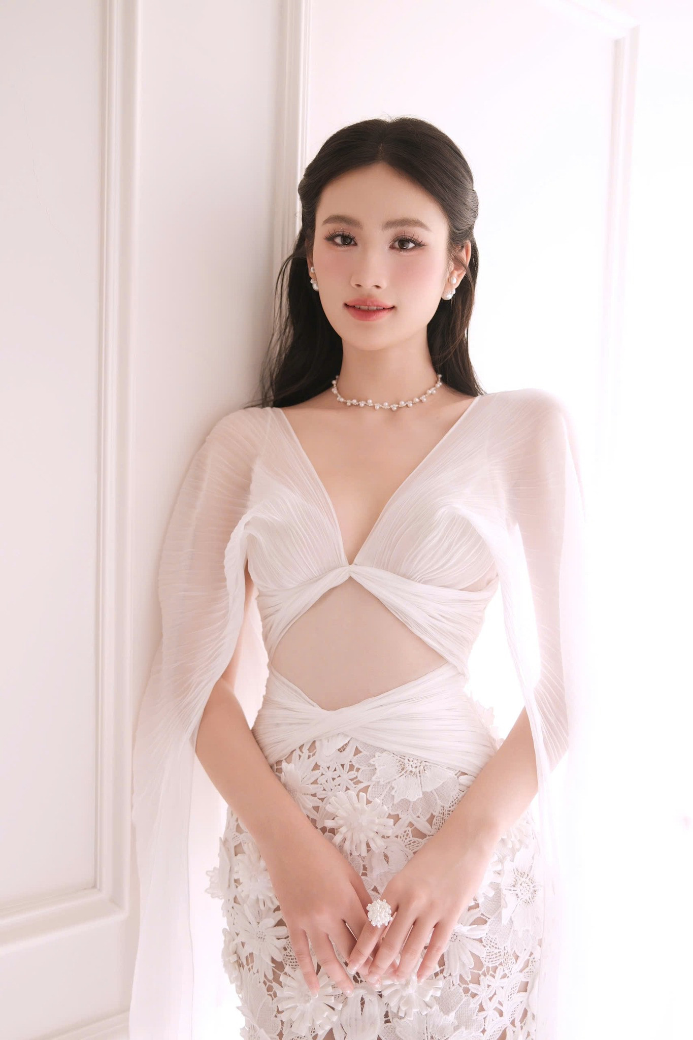 Hoa hậu Ý Nhi khiến cộng đồng mạng 'dậy sóng' khi diện bikini với 'góc nghiêng thần thánh'- Ảnh 6.