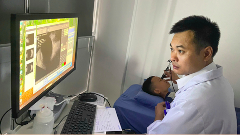 Bé trai 6 tuổi ở Ninh Bình bị dập nhãn cầu, xuất huyết trong mắt sau khi chơi dây thun và bóng nảy - Ảnh 1.