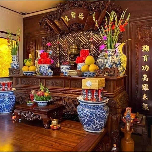 Cách bố trí lọ hoa trên bàn thờ chuẩn phong thủy, thu hút tài lộc và may mắn- Ảnh 3.