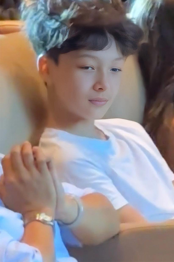 Diện mạo như soái ca ở tuổi 13 của con trai diva Hồng Nhung- Ảnh 2.