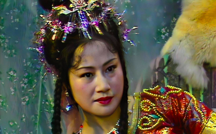 Chiêm Bình Bình ghi dấu đậm nét nhờ khí chất sang trọng, quý phái và diễn xuất đầy cảm xúc.