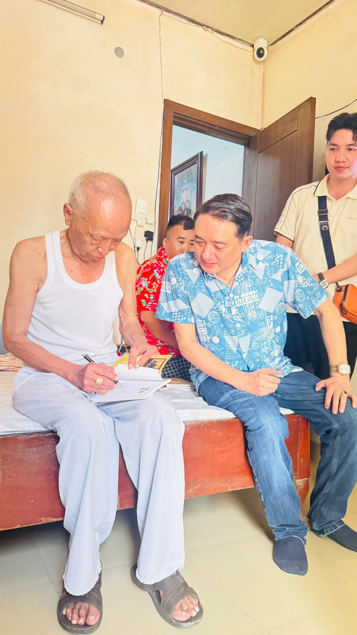 Thân thế cha ruột ca sĩ Long Nhật: Nhà thơ, nhà thư pháp nổi tiếng xứ Huế- Ảnh 2.