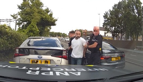 Cảnh sát phát hiện số tiền khổng lồ sau khi chặn phương tiện khả nghi - Ảnh 2.