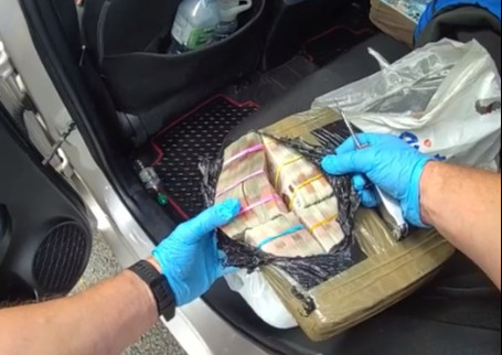 Cảnh sát phát hiện số tiền khổng lồ sau khi chặn phương tiện khả nghi - Ảnh 1.